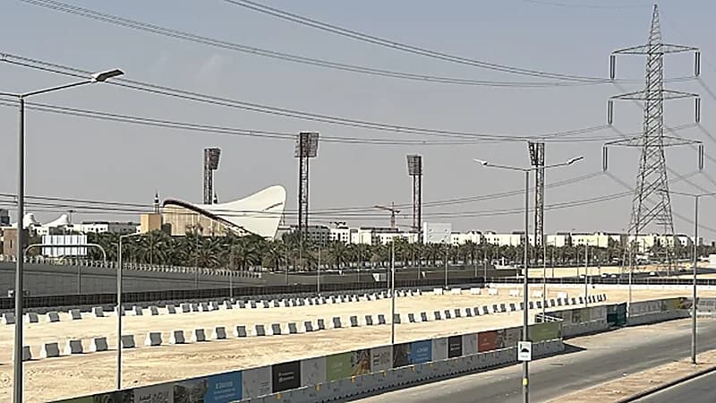 جانب من الأعمال في المنطقة الرياضية ضمن مناطق مشروع المسار الرياضي..صور