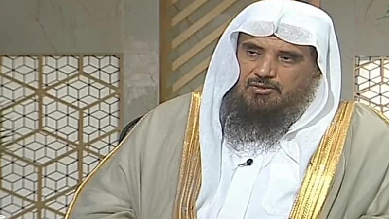 الخثلان يوضح حكم الصلاة في مسجد بداخله قبر.. فيديو