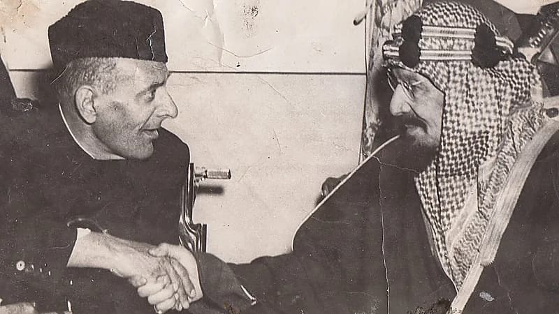 الملك عبدالعزيز آل سعود برفقة حاكم باكستان خلال زيارته للمملكة قبل 70 عامًا..صورة
