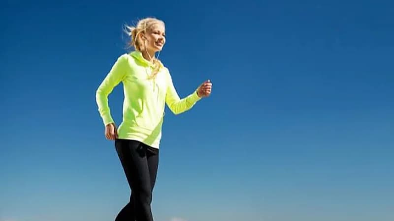 استشاري يكشف عن فوائد المشي يومياً.. فيديو