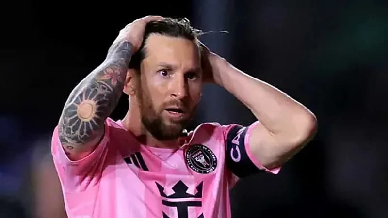 ميسي في ورطة بعد اعتدائه على الحكم .. فيديو