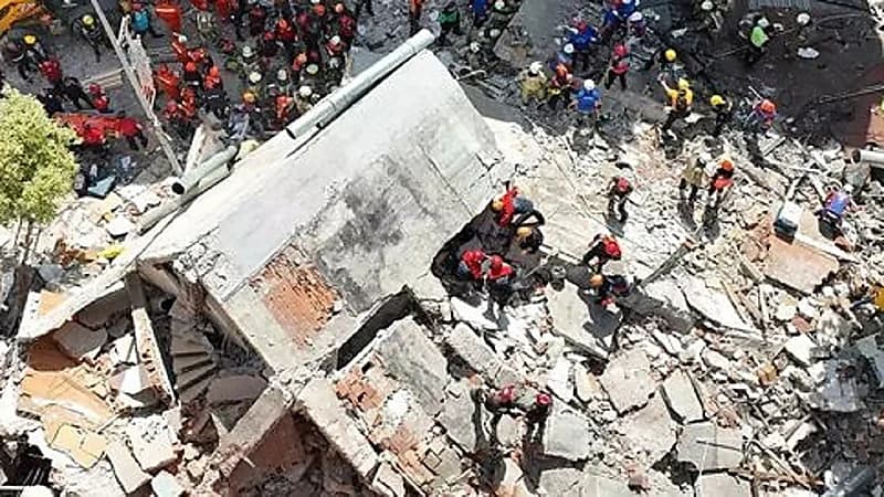 مصرع فتاتين إثر سقوط مبنى قيد الترميم عليهما.. فيديو