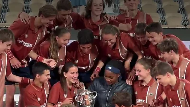 كوكو جوف تحتفل بلقب البطولة مع أطفال جمع الكرات .. فيديو