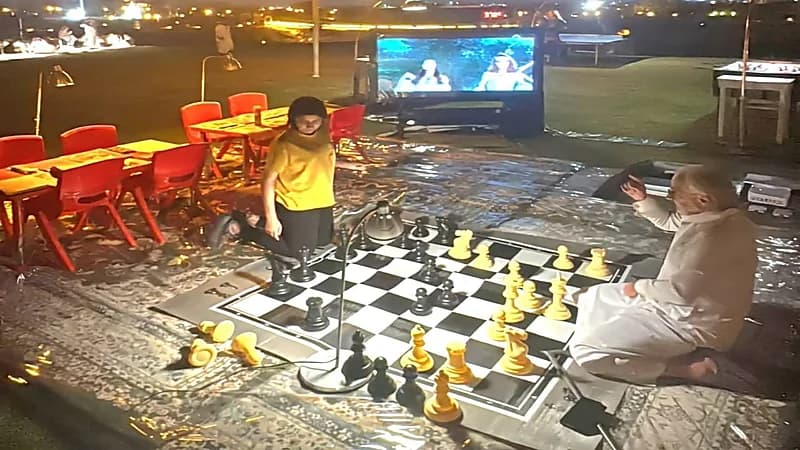 الأمير الوليد بن طلال يجذب الأنظار بلعب الشطرنج مع حفيدته.. صورة