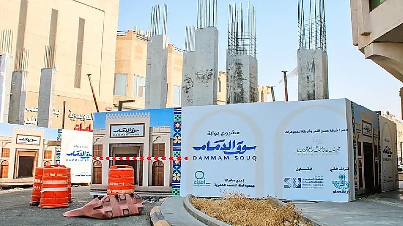 استمرار أعمال مجسم بوابة سوق الدمام لتعزيز الطابع التراثي