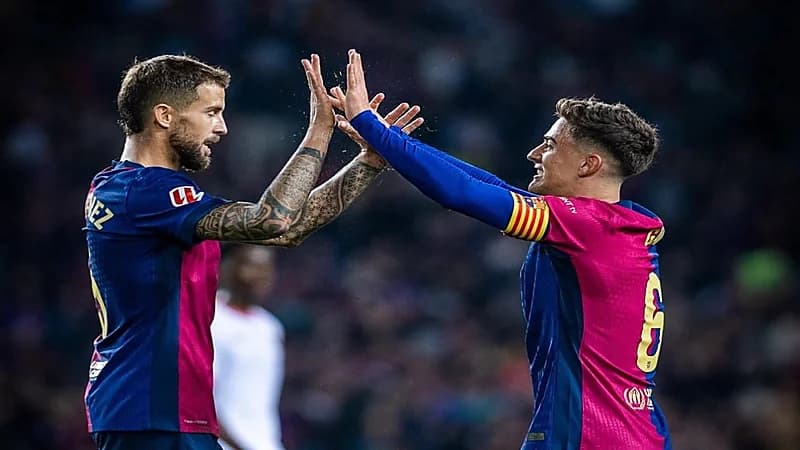 لاعبو برشلونة يودعون مارتينيز قبل رحيله إلى النصر