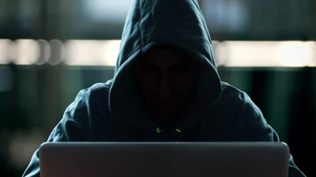 اعتقال موظف بعد فضحه بيانات مالية وشخصية لرئيسه