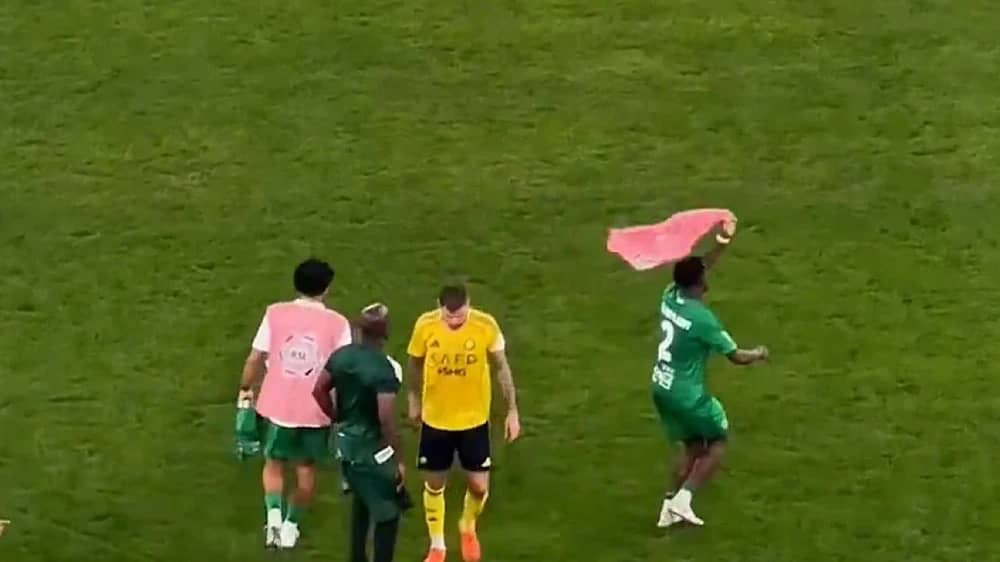 احتفال زكريا هوساوي أمام اينيغو مارتينز يشعل الأجواء.. فيديو