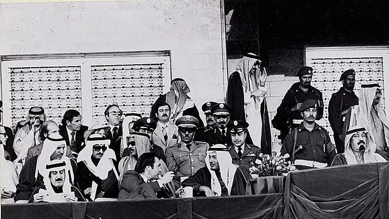 صور تذكارية نادرة لحفل سباق الهجن والخيل بحضور الملك خالد بن عبدالعزيز
