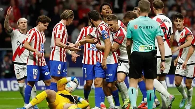 فضيحة تحكيمية في مباراة أتلتيكو مدريد ورايو فاليكانو.. فيديو