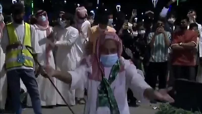 بالفيديو.. مُسن يتفاعل بشكل عفوي مع معزوفة وطنية بالباحة