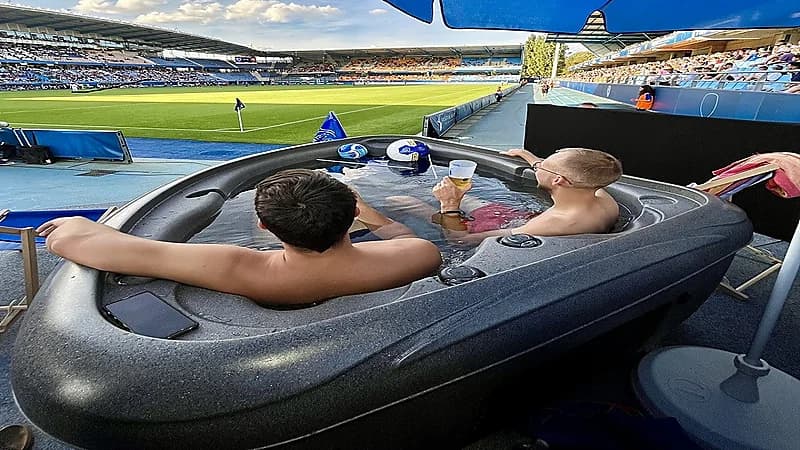 مشجعان من داخل الجاكوزي في الدوري الفرنسي