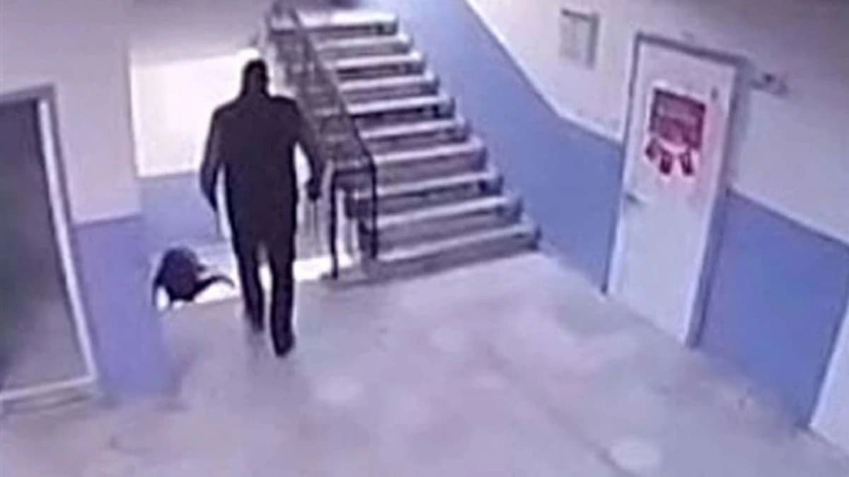 مشهد صادم لمدير مدرسة يدفع طالباً مصاباً بالتوحد من الدرج .. فيديو