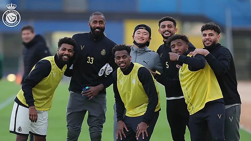 بالصور.. سبب تواجد كيم جين سو في مقر نادي النصر