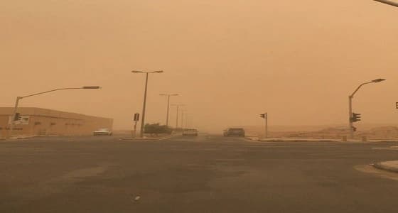 بالفيديو والصور.. موجة غبار تجتاح " القريات " .. وتؤدي لانقطاع التيار الكهربائي