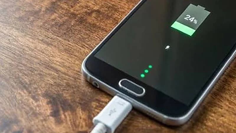 "خبير" يؤكد أن شحن الهواتف بشكل خاطئ يؤثر على عمر البطارية