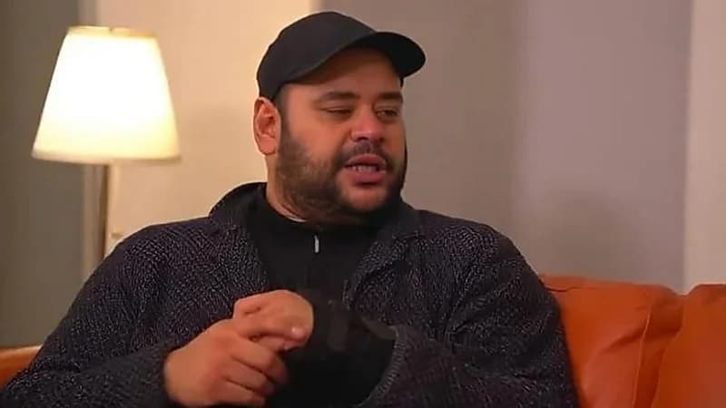 فنان مصري يروي تفاصيل مرعبة لوقوفه فوق جثمان غريق في البحر.. فيديو