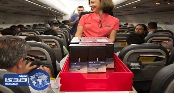 بالصور.. سامسونج توزع هواتف نوت 8 على ركاب طائرة