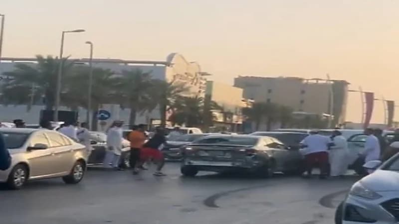 شاهد.. قائد مركبة بحالة غير طبيعية يسير عكس الاتجاه ويصطدم بالسيارات في الرياض