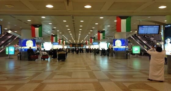 روسي يصاب بحالة هستيرية ويخلع ملابسه بمطار الكويت