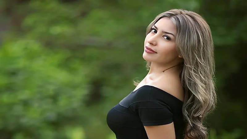 بالفيديو.. جنات تسقط داخل حوض السباحة بعد اختلال توازنها