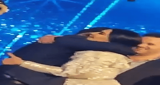 بالفيديو ..احلام تتوجه نحو متسابق Arab Idol وتحتضنه بعفوية